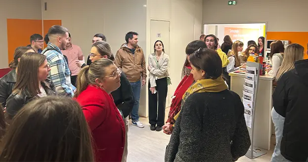 Groupe de personnes discutant